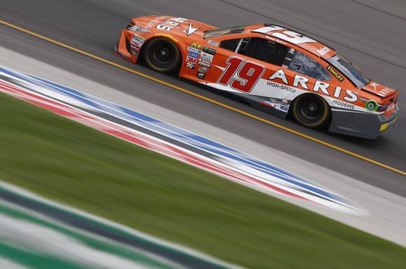 Incidente deja fuera del top 10 a Suárez en Kentucky