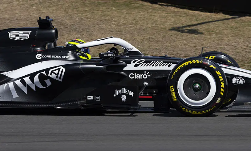 Reciben bandera a cuadros Sergio Pérez y Valtteri Bottas en el Gran Premio de China